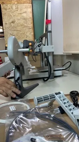 CNC加工機で部材をつくる様子